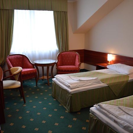 Hotel Batory Tluszcz Bagian luar foto