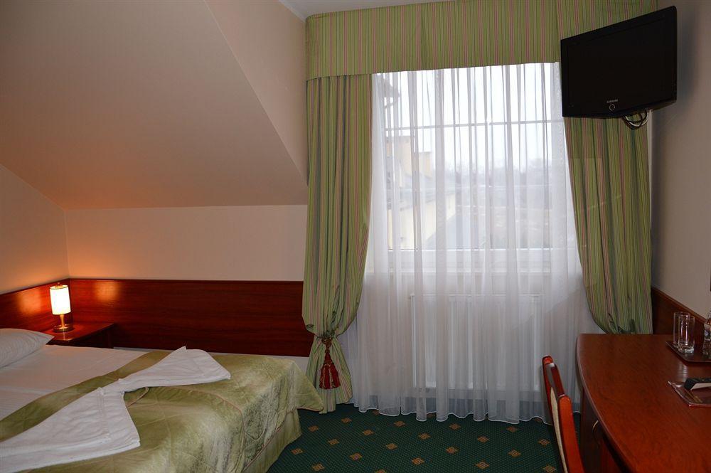 Hotel Batory Tluszcz Bagian luar foto