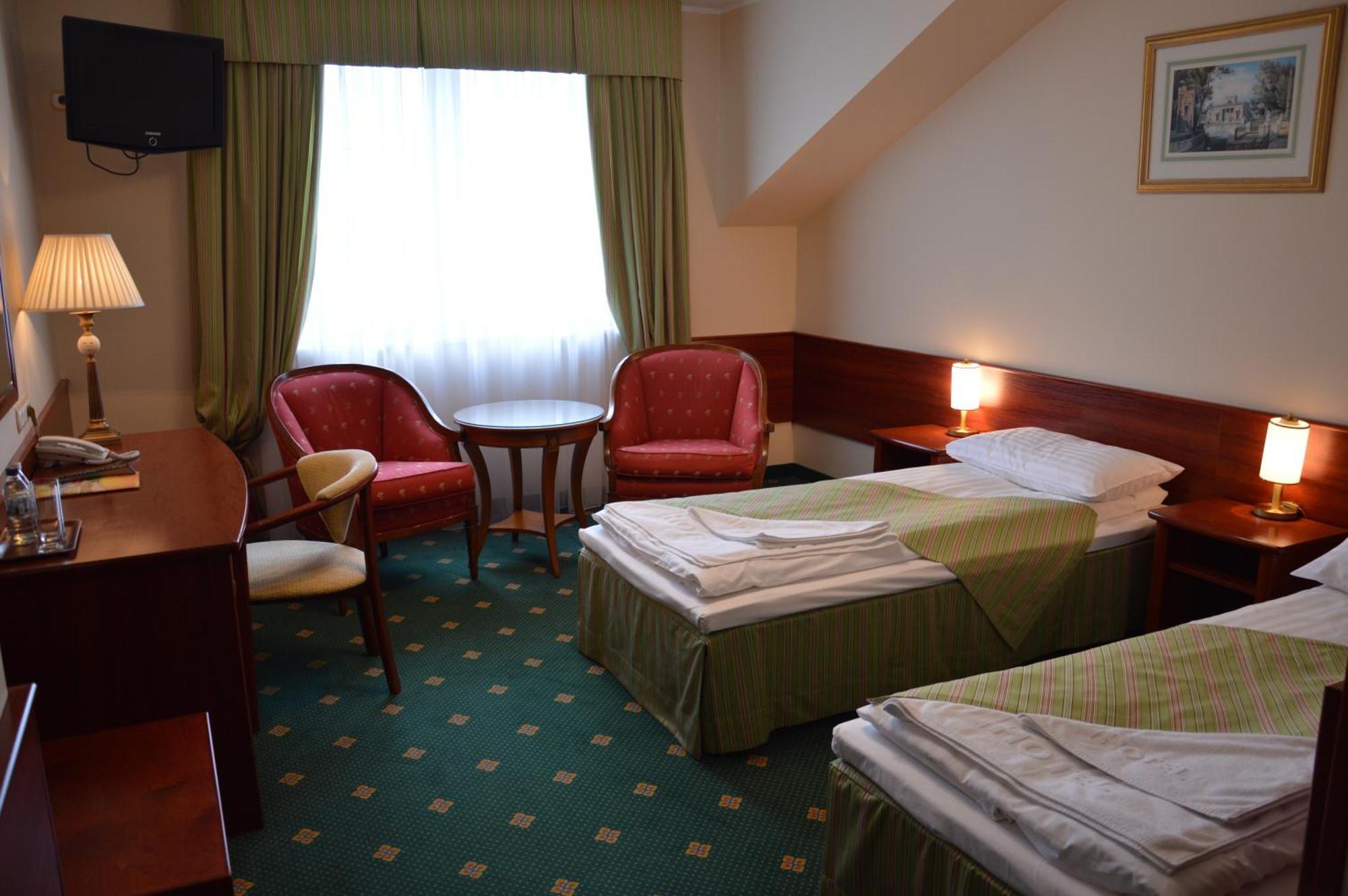 Hotel Batory Tluszcz Bagian luar foto