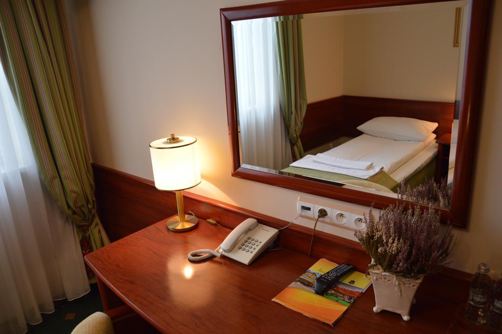 Hotel Batory Tluszcz Ruang foto