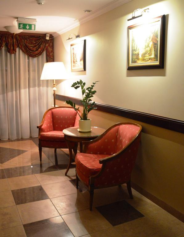 Hotel Batory Tluszcz Bagian luar foto
