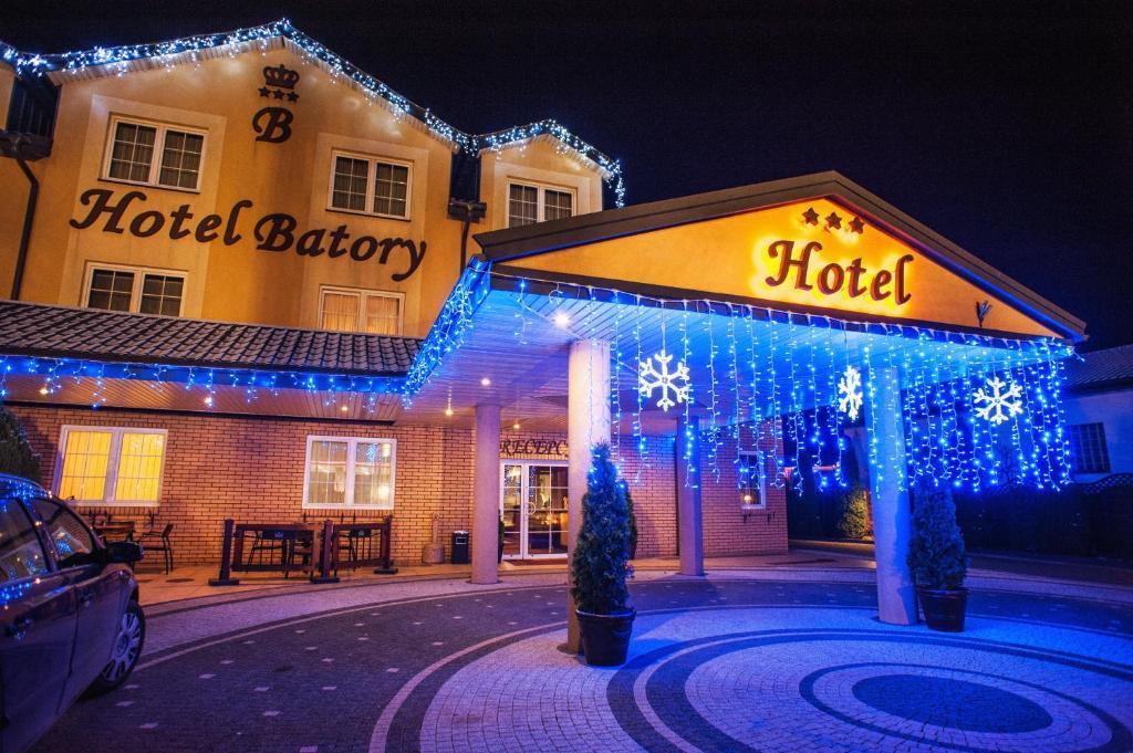 Hotel Batory Tluszcz Bagian luar foto