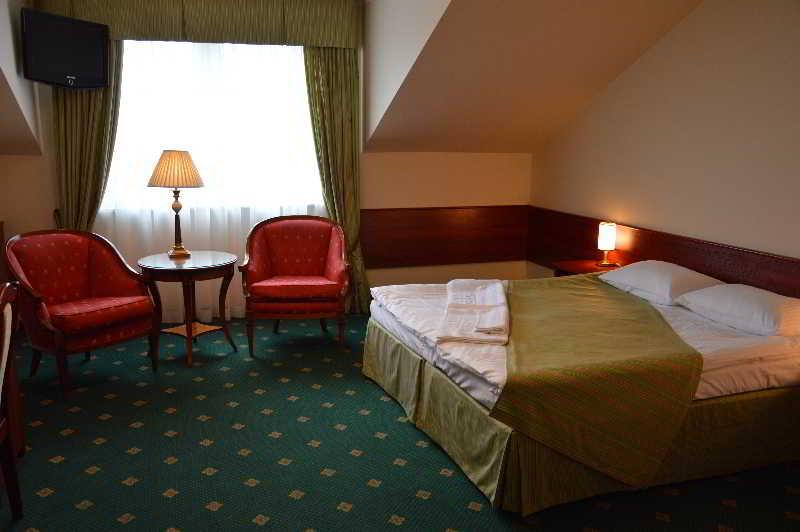 Hotel Batory Tluszcz Bagian luar foto