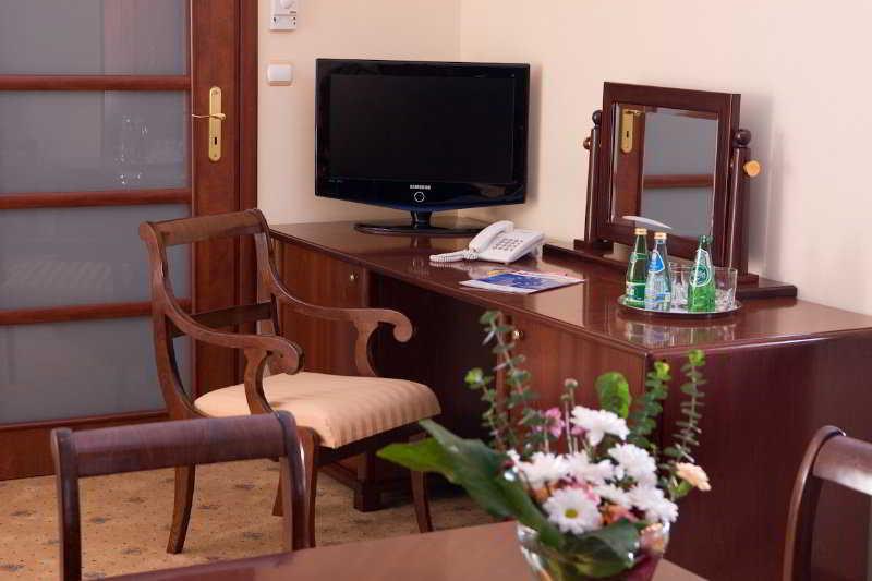 Hotel Batory Tluszcz Bagian luar foto