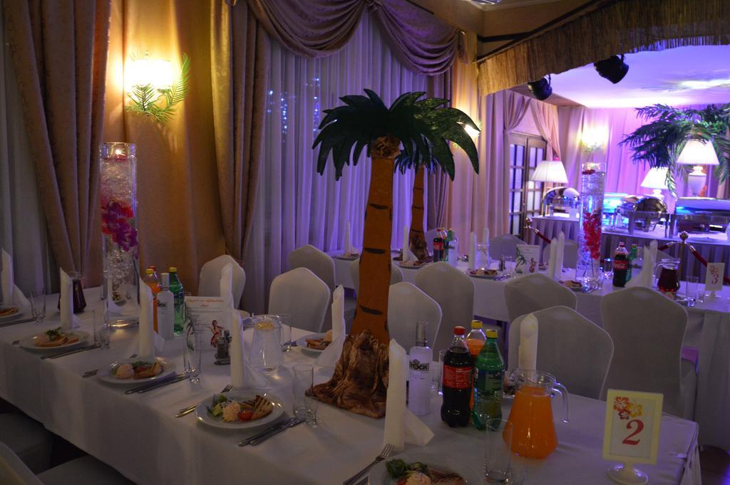Hotel Batory Tluszcz Bagian luar foto
