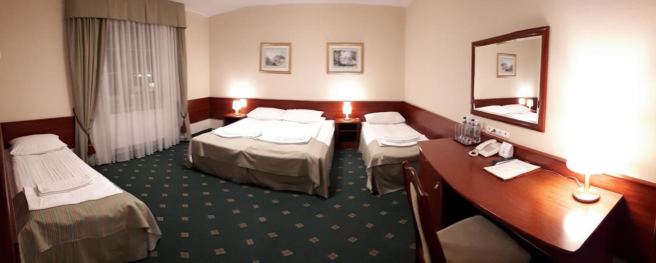 Hotel Batory Tluszcz Bagian luar foto