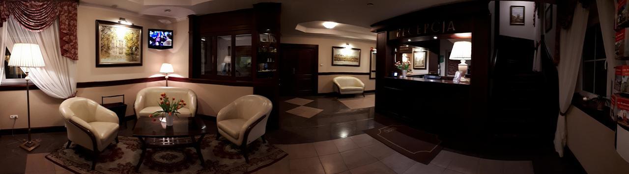 Hotel Batory Tluszcz Bagian luar foto