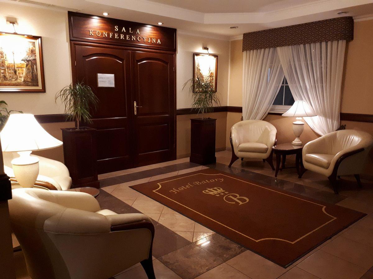 Hotel Batory Tluszcz Bagian luar foto