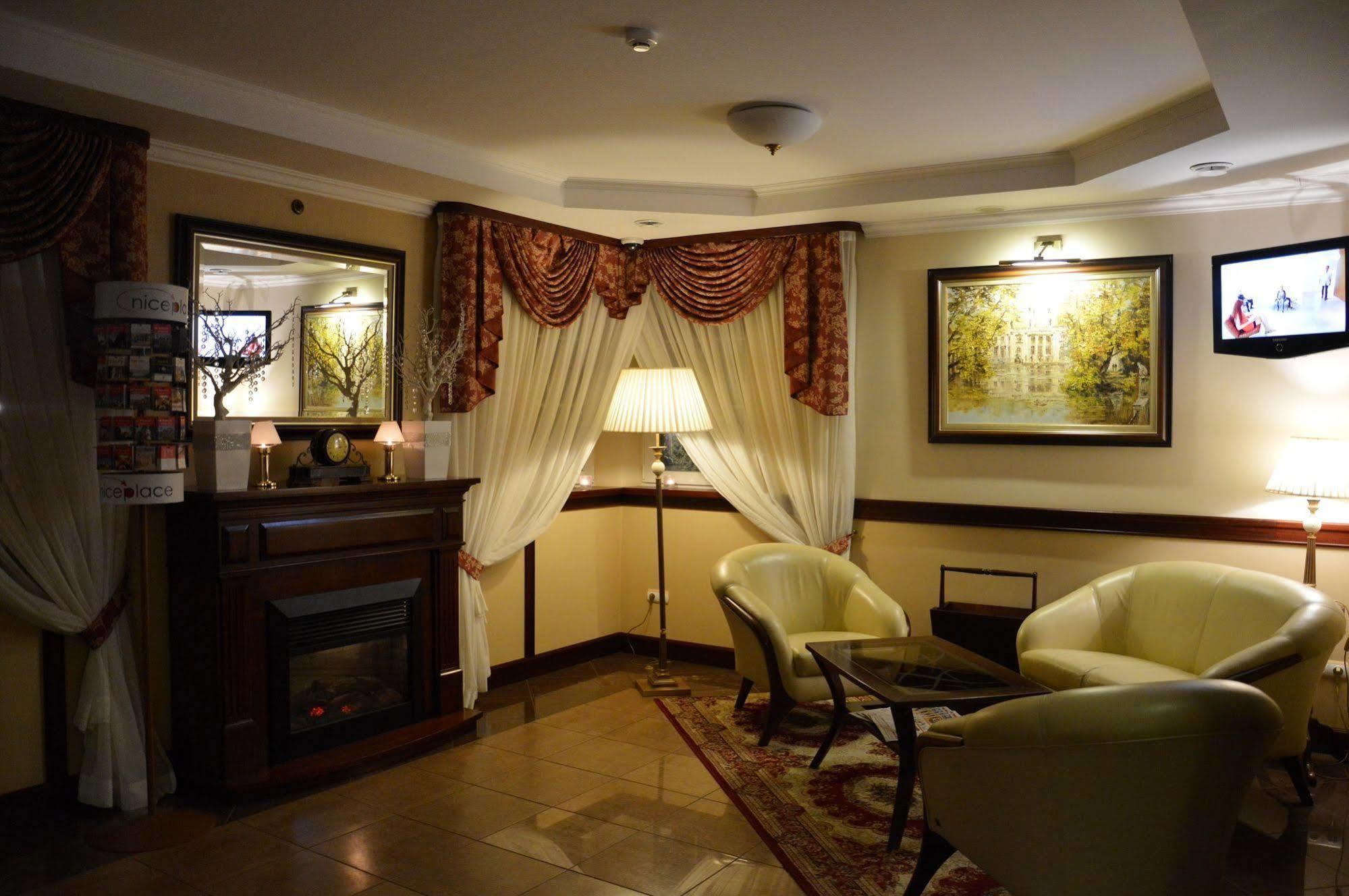 Hotel Batory Tluszcz Bagian luar foto