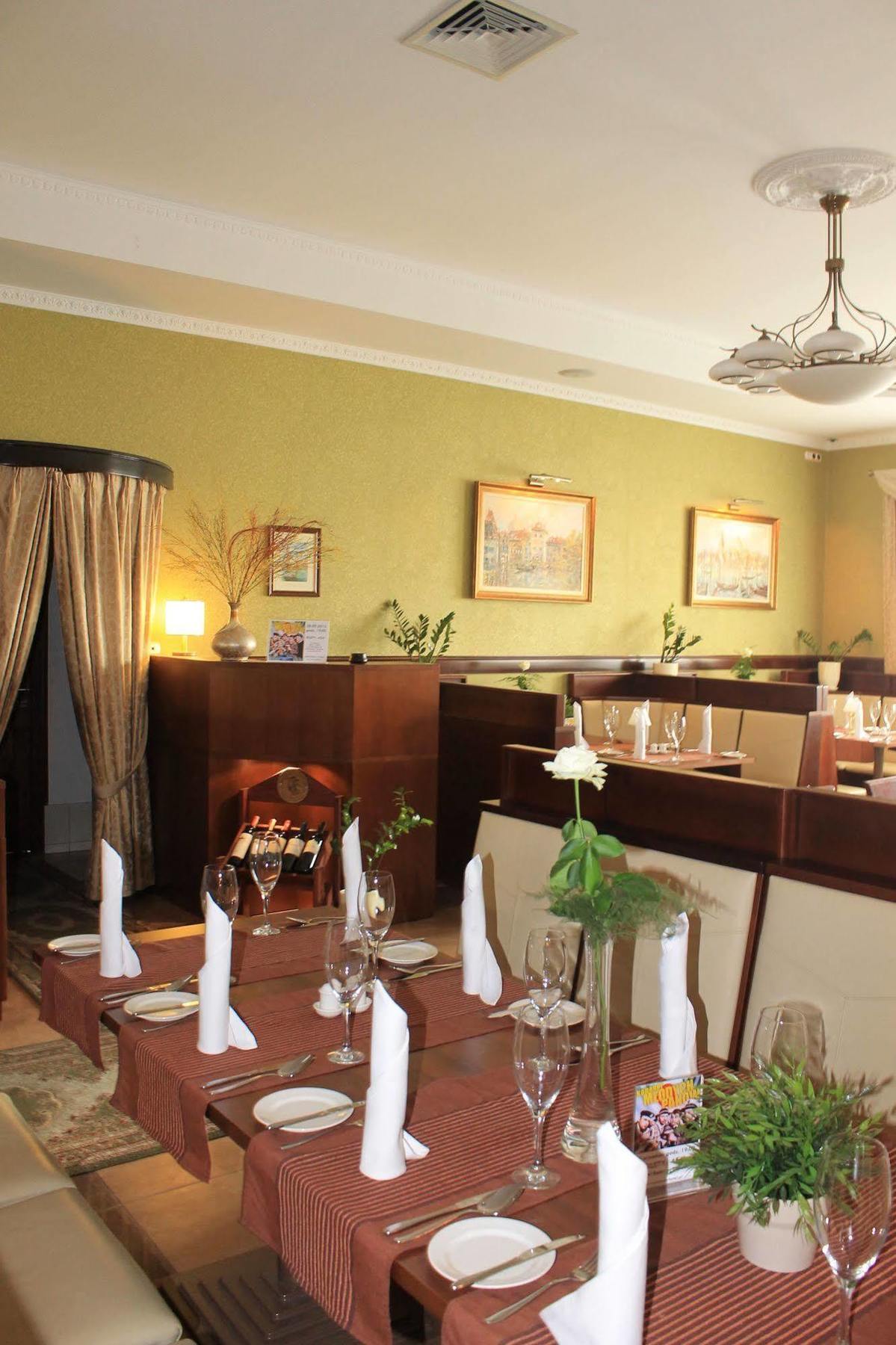 Hotel Batory Tluszcz Bagian luar foto