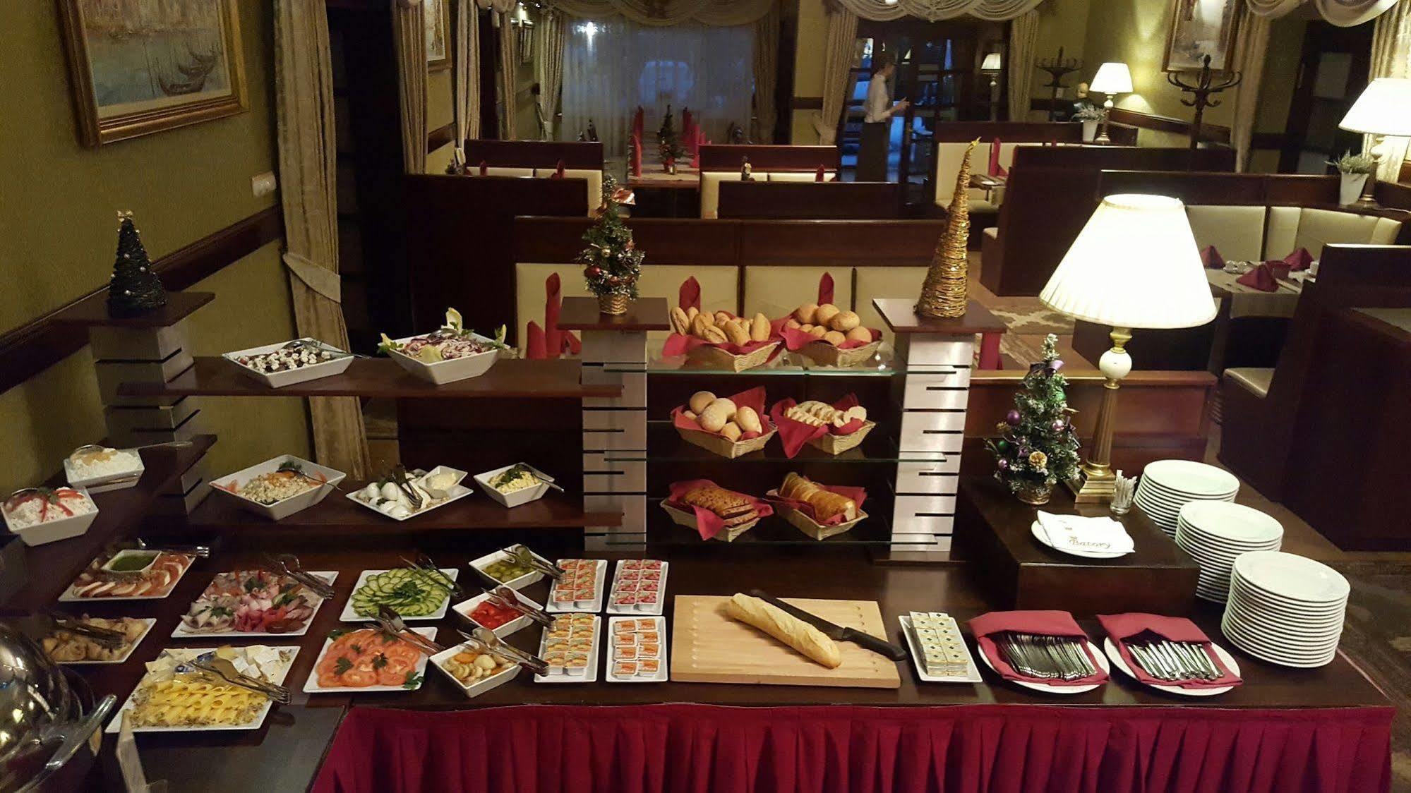 Hotel Batory Tluszcz Bagian luar foto