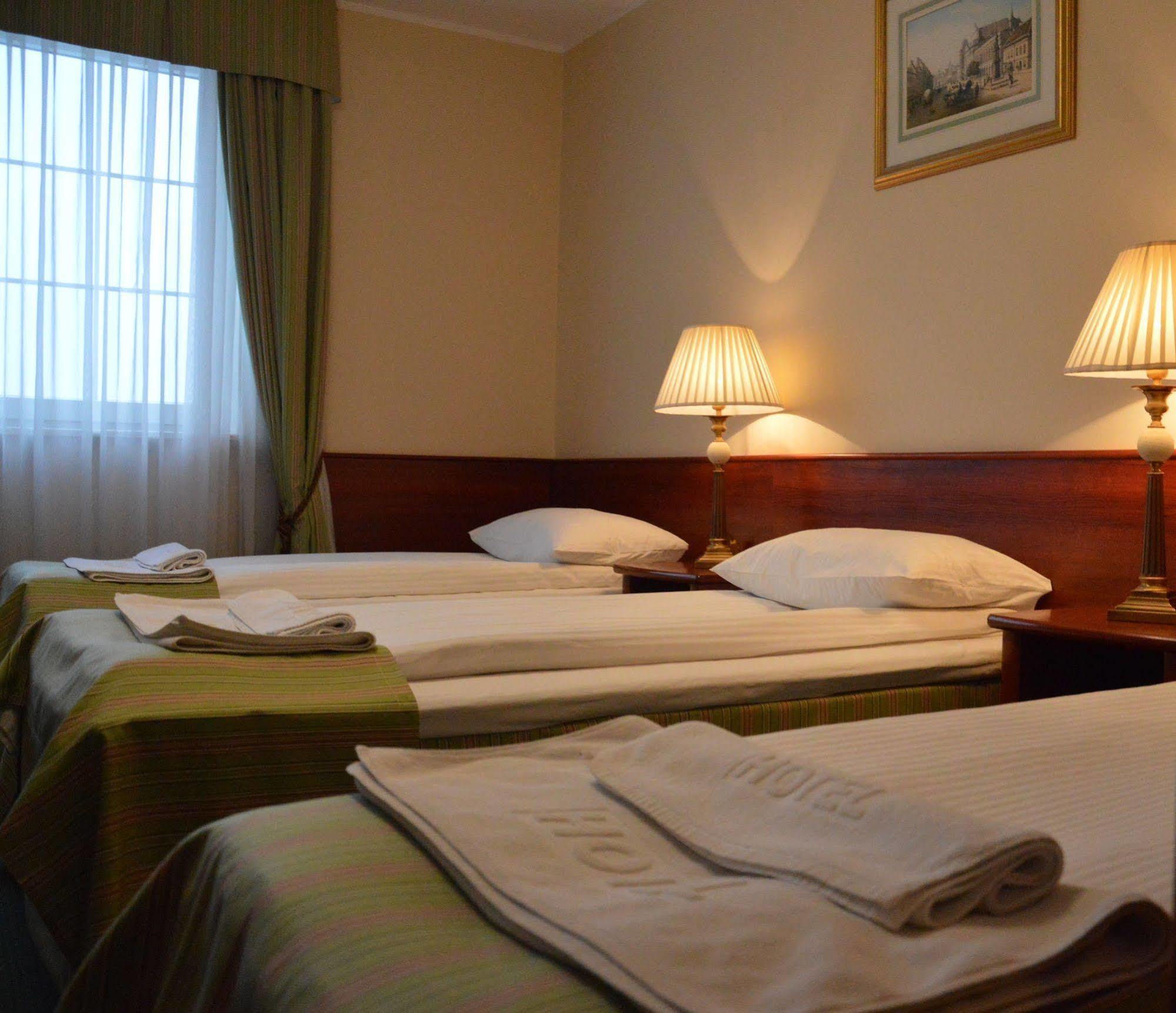 Hotel Batory Tluszcz Bagian luar foto