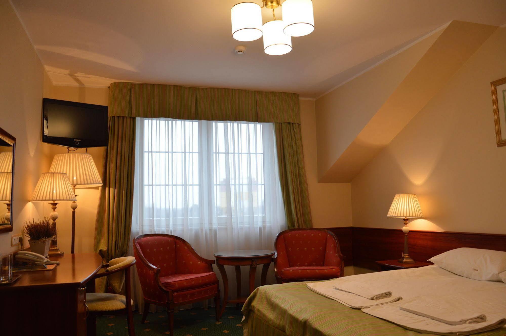 Hotel Batory Tluszcz Bagian luar foto