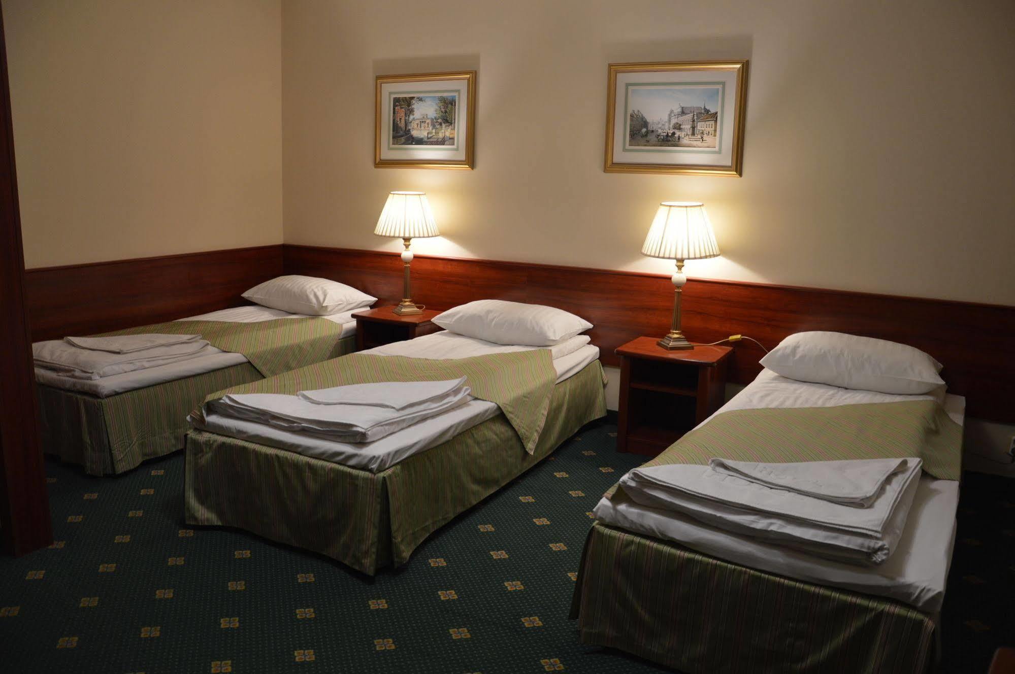 Hotel Batory Tluszcz Bagian luar foto