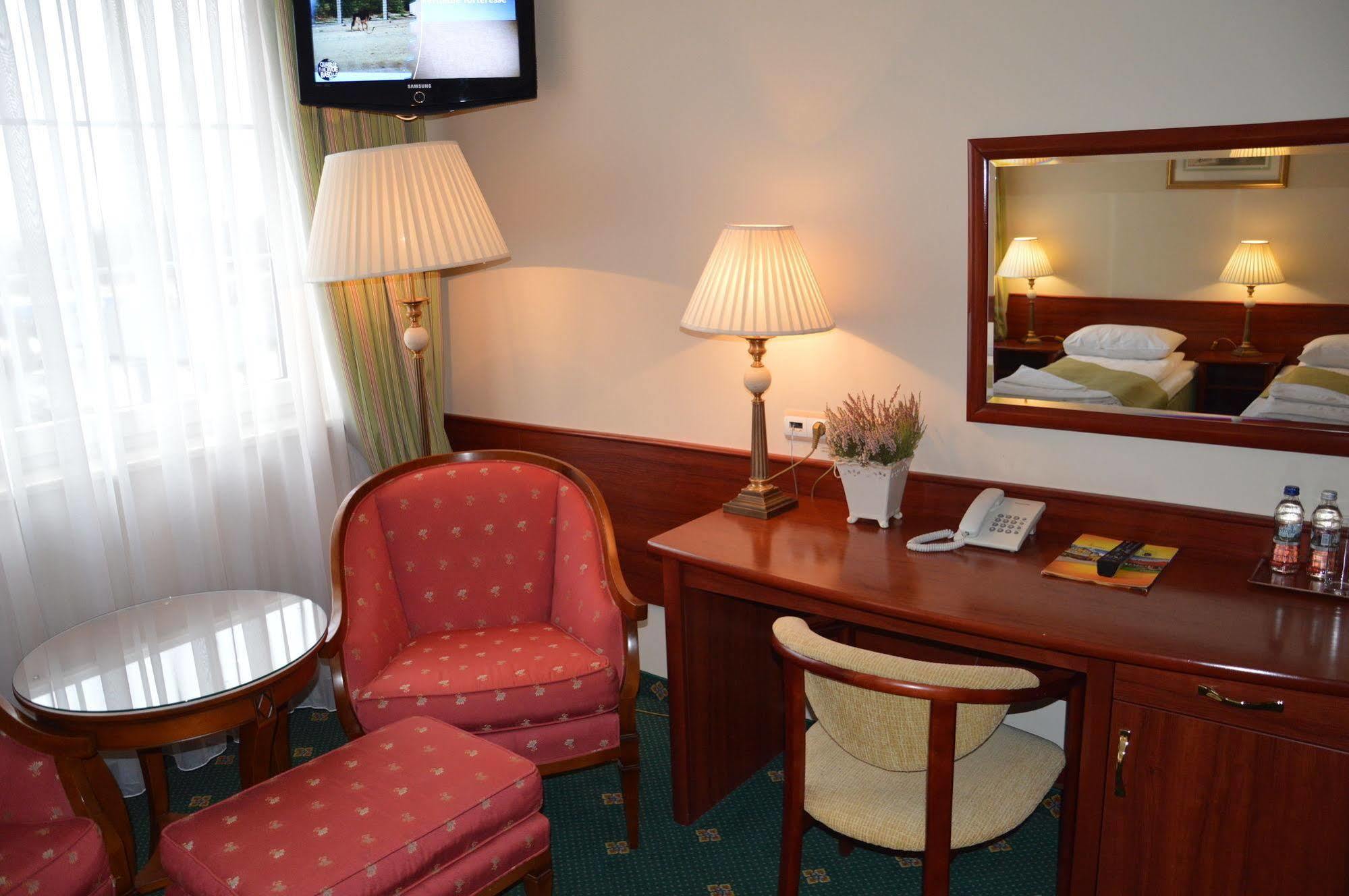 Hotel Batory Tluszcz Bagian luar foto