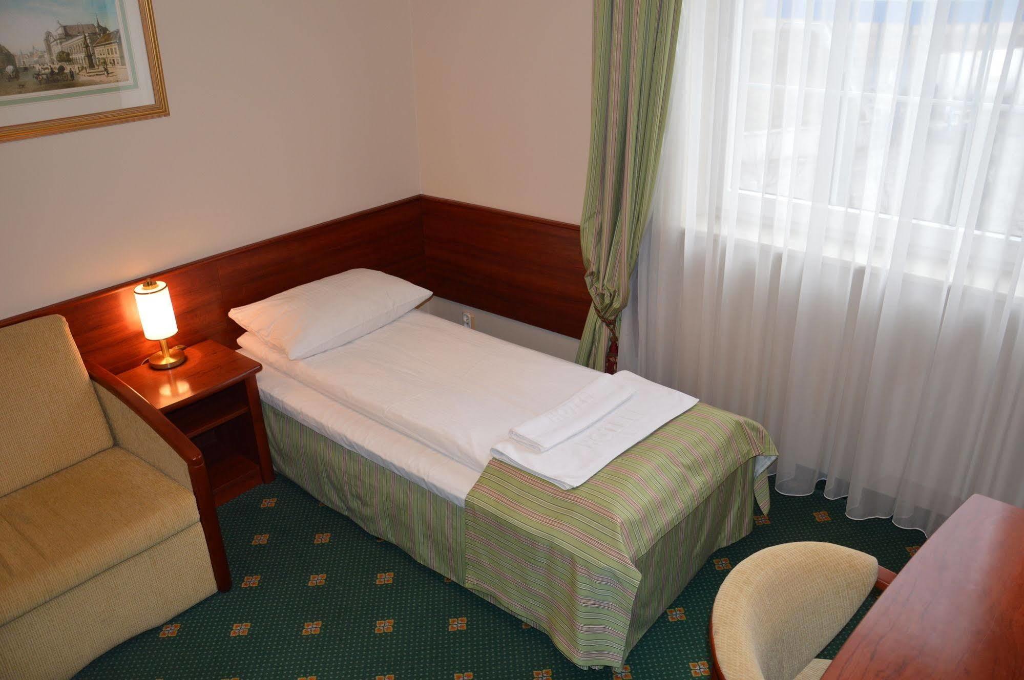 Hotel Batory Tluszcz Bagian luar foto