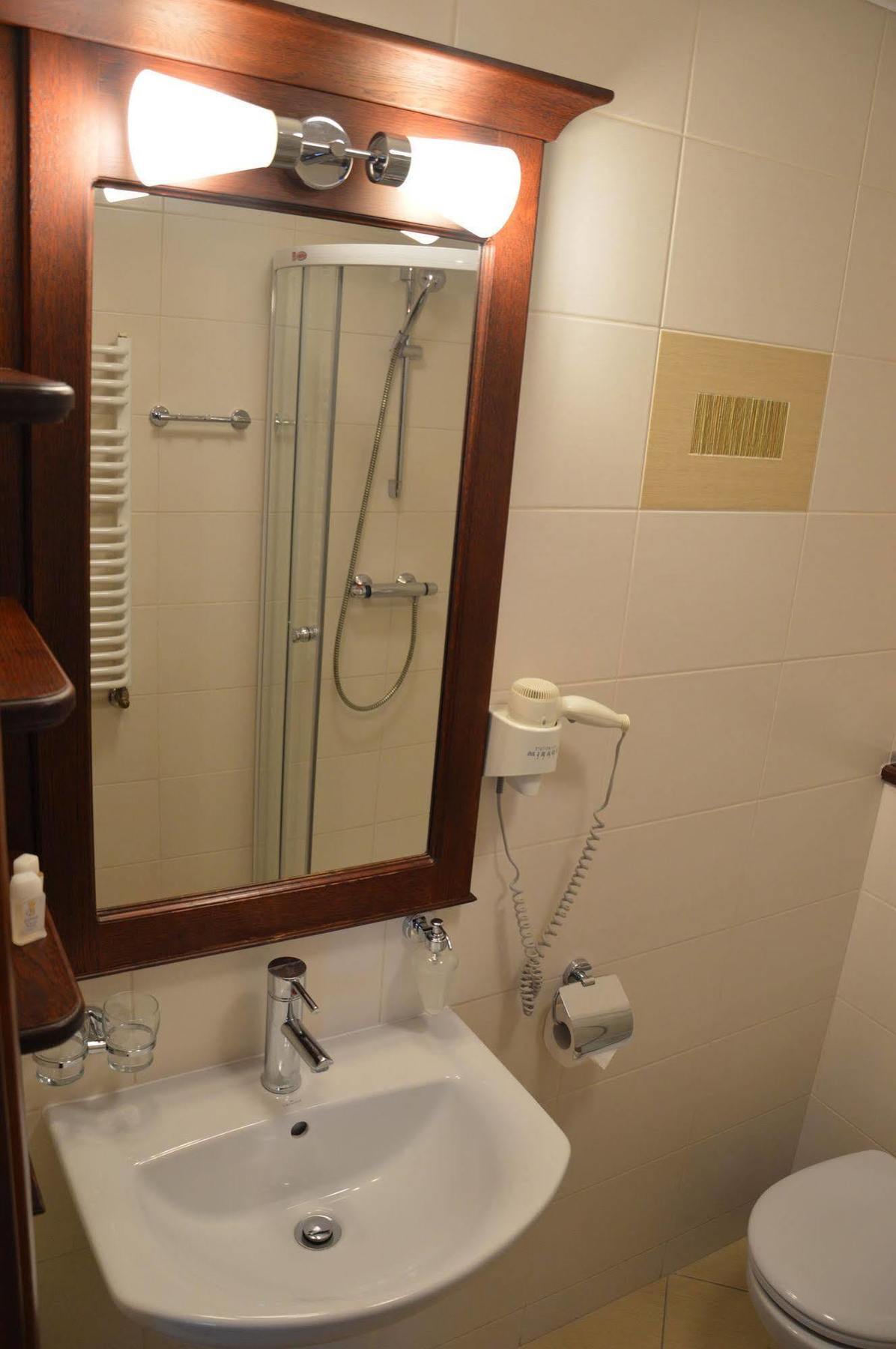 Hotel Batory Tluszcz Bagian luar foto