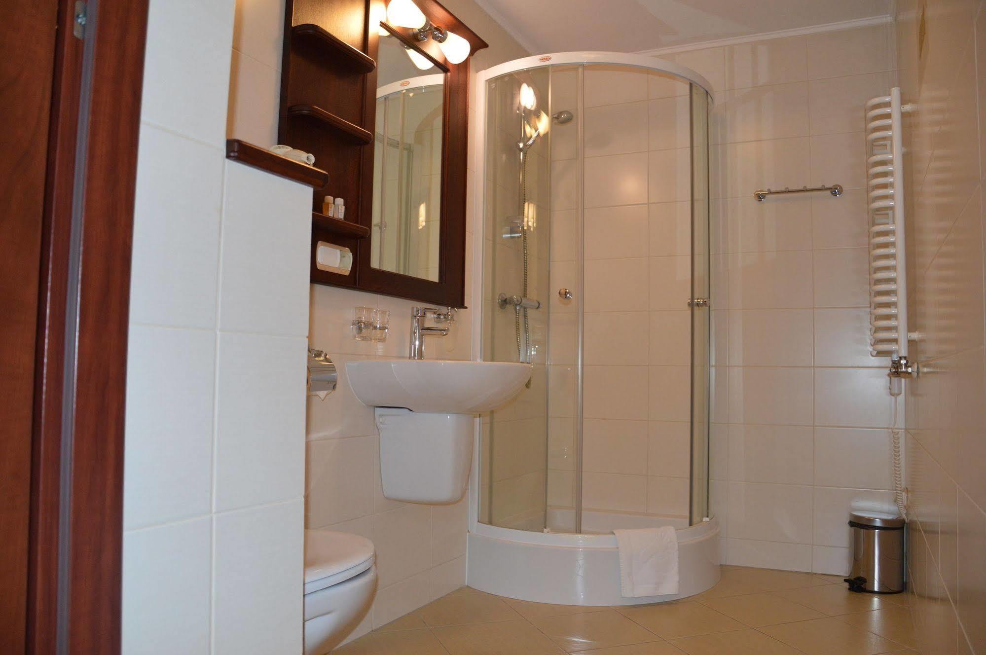Hotel Batory Tluszcz Bagian luar foto