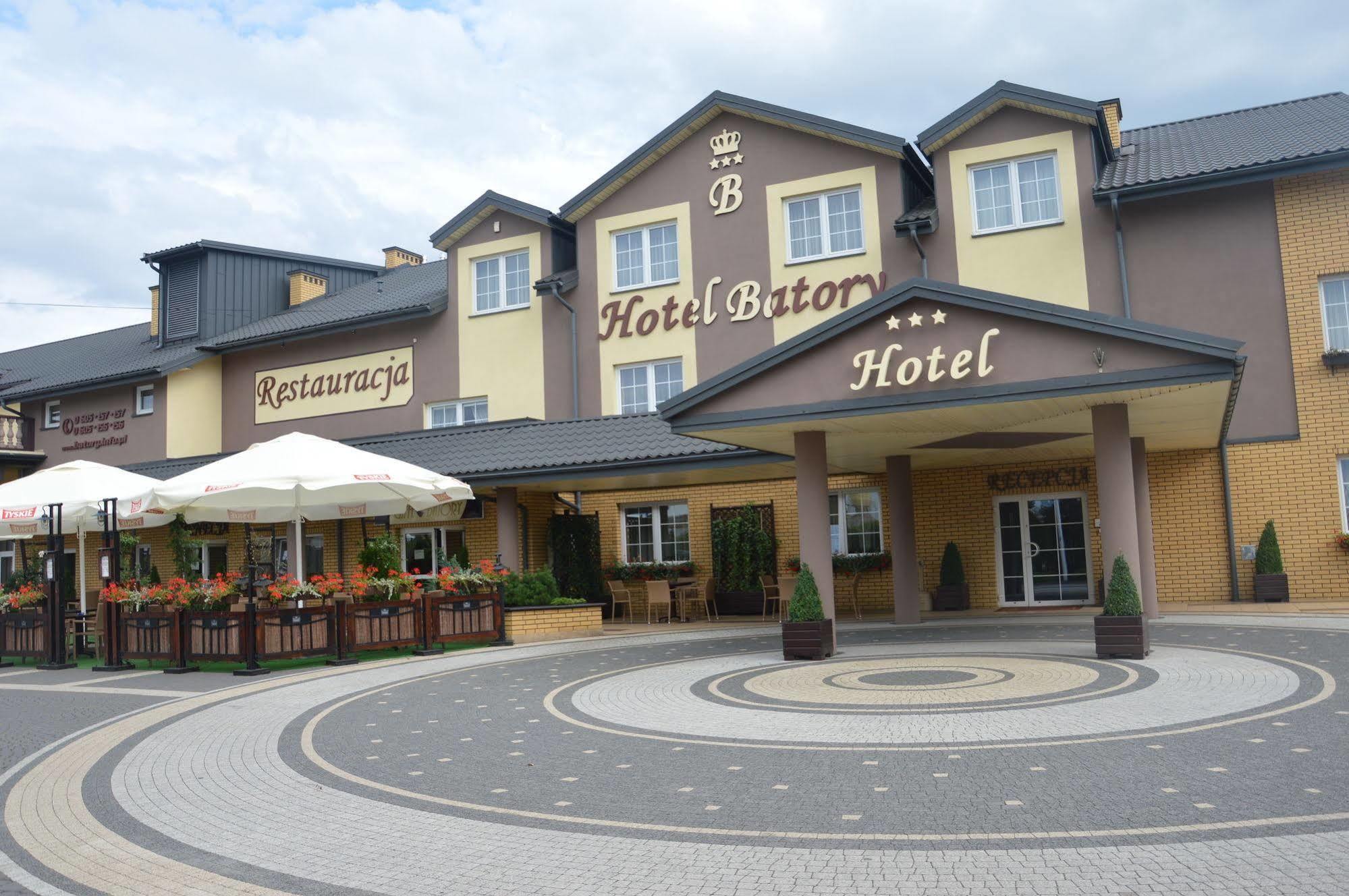 Hotel Batory Tluszcz Bagian luar foto