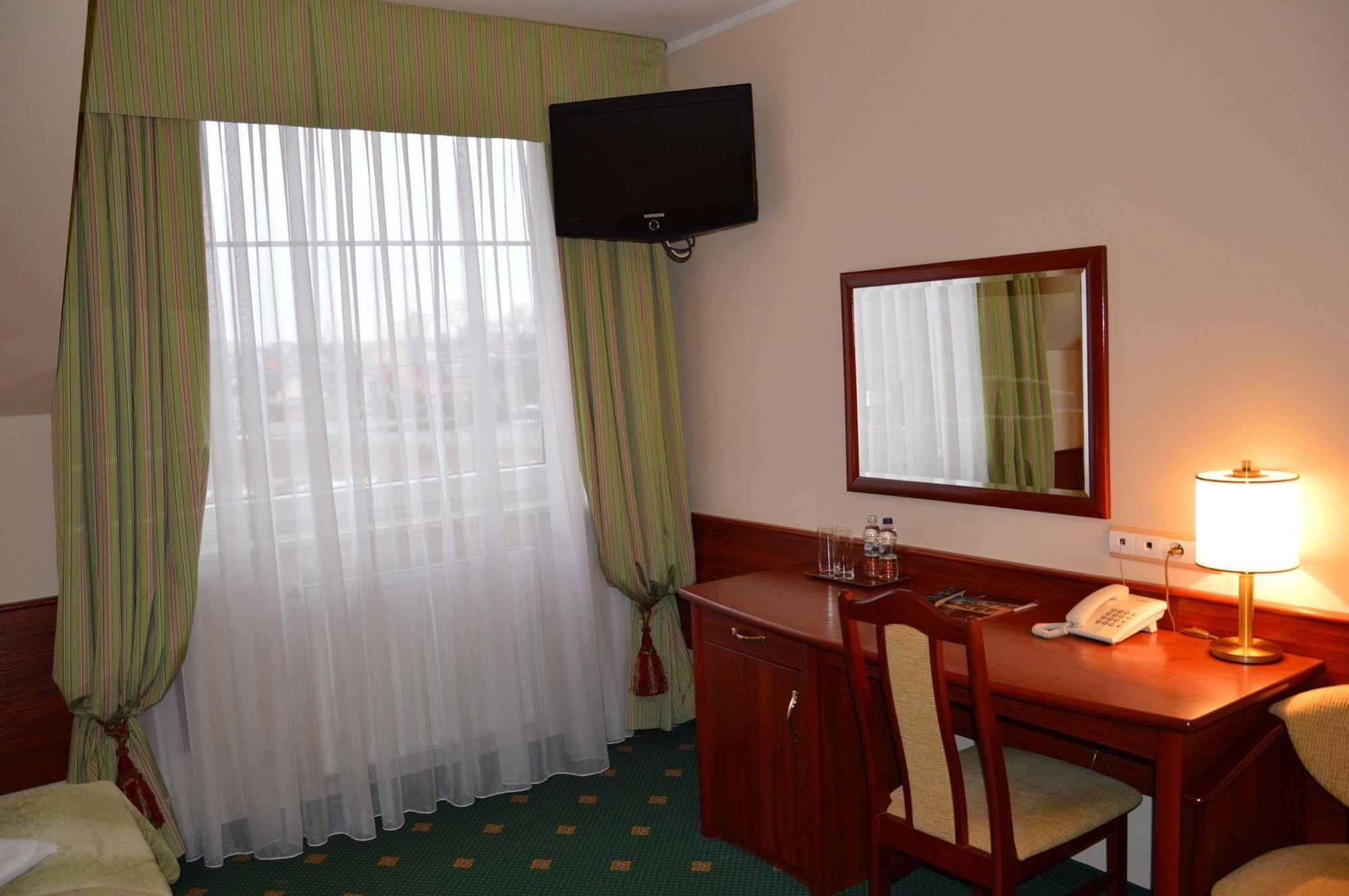 Hotel Batory Tluszcz Bagian luar foto