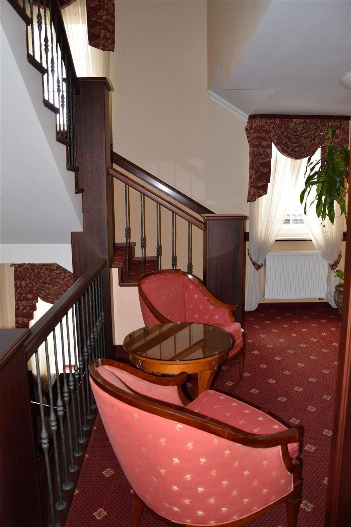 Hotel Batory Tluszcz Bagian luar foto